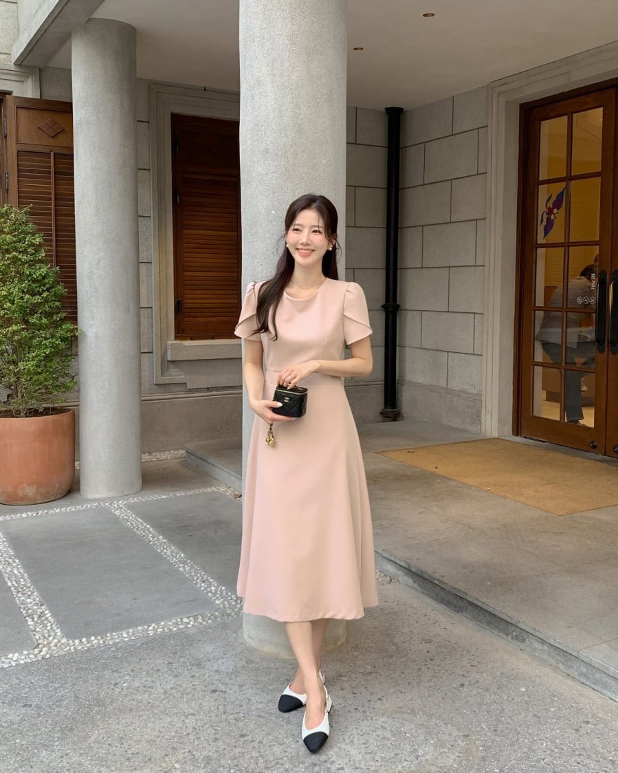 Các sắc độ như xanh nhạt, hồng phấn, vàng bơ hay tím lavender giúp trang phục trở nên dịu mắt và dễ chịu hơn