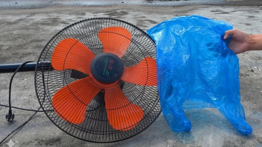 Sử dụng túi nylong bọc ra bên ngoài lồng quạt giúp giữ lại bụi bẩn trong quá trình vệ sinh.