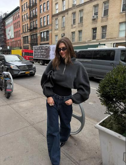 Dù đặc trưng của kiểu áo này là chất liệu dày và phom dáng đứng, nhưng điều đó không khiến chúng bị giới hạn trong mùa lạnh.