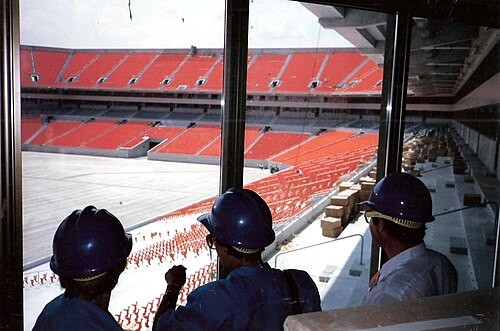 Quá trình thi công mặt bằng sân vận động Joe Robbie vào mùa xuân năm 1987.