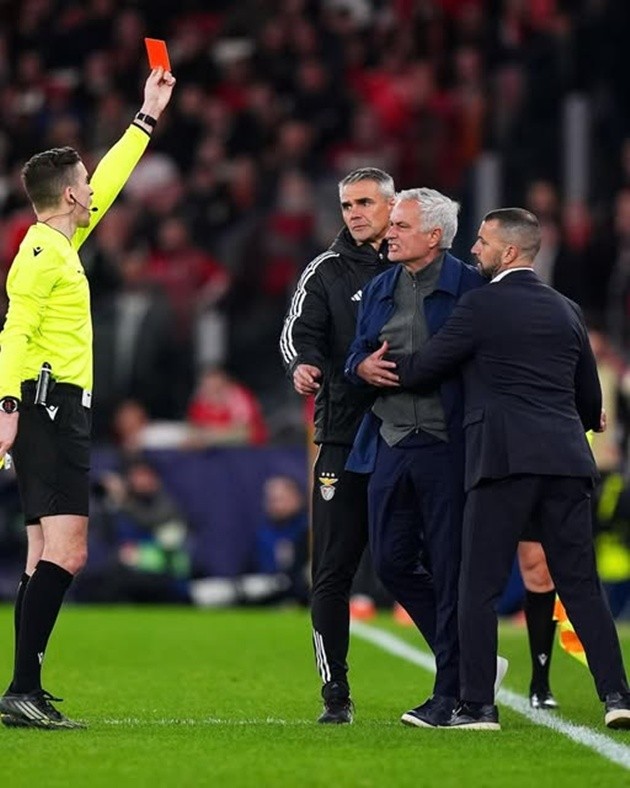 Hình ảnh HLV Jose Mourinho lao ra khỏi khu vực kỹ thuật và lĩnh án phạt đã không còn quá lạ lẫm.