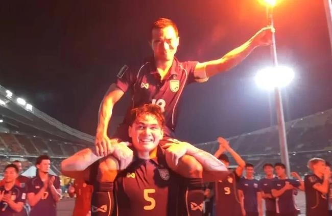 Chanathip đốt pháo sáng ăn mừng sau khi 