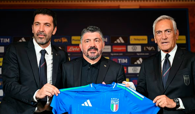 Chủ tịch Gravina (phải) bị chỉ trích rất nhiều sau thất bại của tuyển Ý.