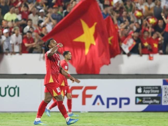 Tuyển Việt Nam khuất phục Malaysia trong màn tái đấu ở Thiên Trường.