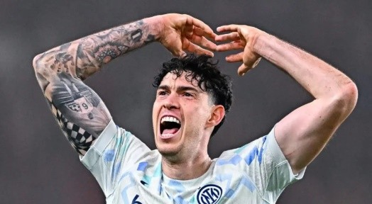 Bastoni đang là mục tiêu hàng đầu của Barcelona.