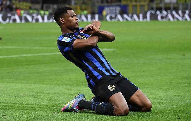 Dumfries thường xuyên được liên kết với các CLB lớn.