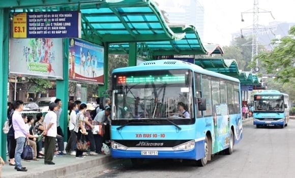 Hiện thành phố đã áp dụng chính sách miễn vé giao thông công cộng cho một số nhóm đối tượng như người có công, người khuyết tật, người cao tuổi, trẻ em dưới 6 tuổi và hộ nghèo, theo Nghị quyết 07/2019/NQ-HĐND.

