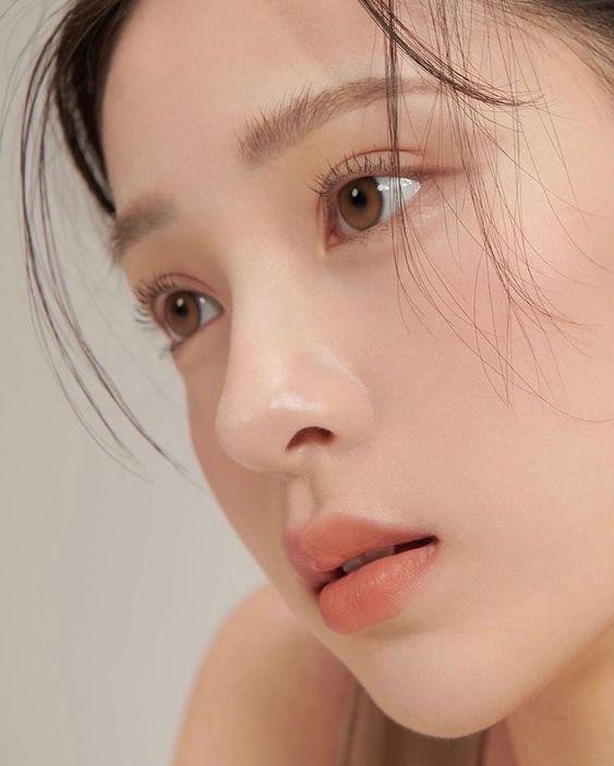 Một trong những nguyên nhân chính khiến da nhanh lão hóa là tác động của tia UV, làm suy giảm collagen và elastin – hai yếu tố quan trọng giúp da giữ được độ đàn hồi.