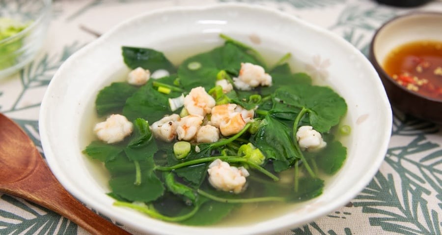 Rau má là loại rau dân dã nhưng được đánh giá cao trong Đông y nhờ khả năng thanh nhiệt, giải độc. Khi kết hợp với thịt bằm, món canh vừa dễ ăn vừa bổ dưỡng.