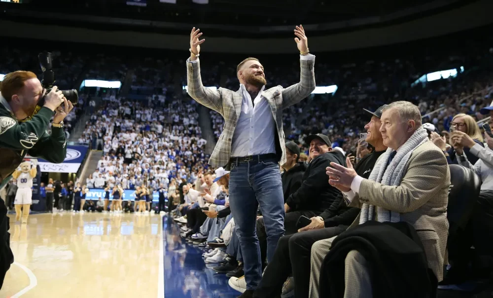 Conor McGregor tại một trận đấu bóng rổ
