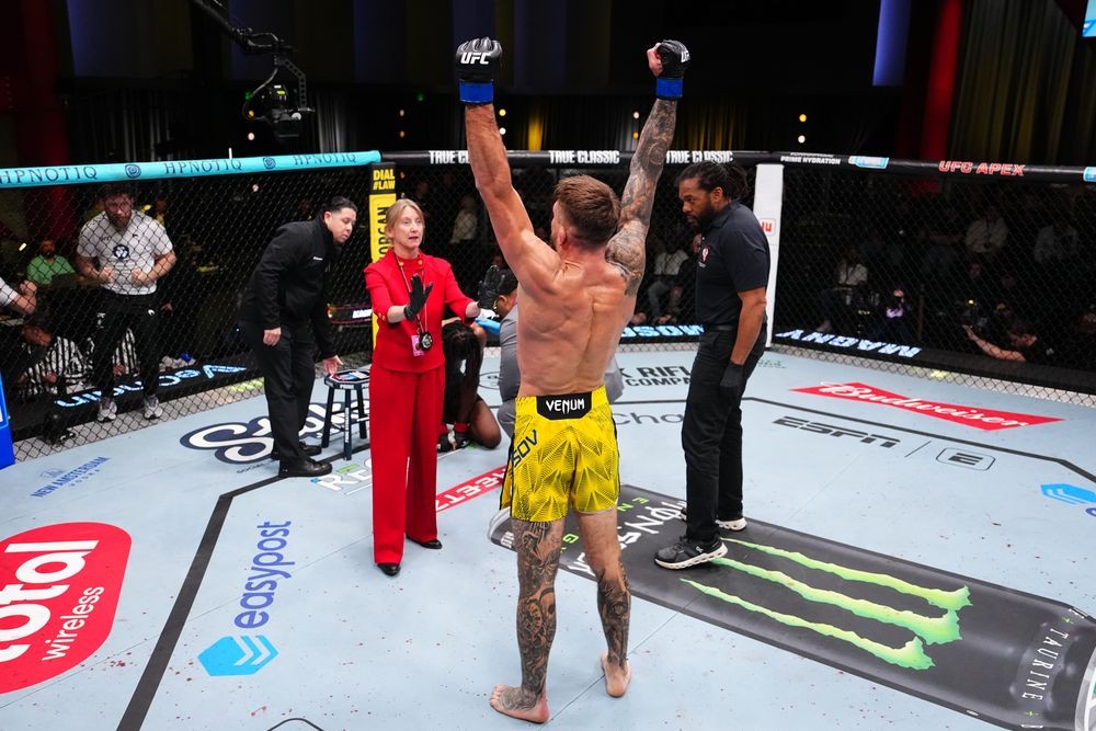 Yaroslav Amosov ăn mừng sau chiến thắng trước Neil Magny
