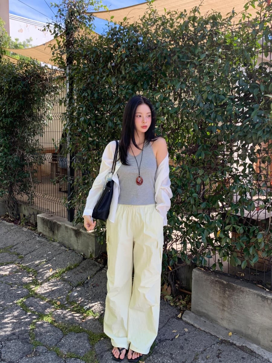 Nguyên tắc quan trọng là chú ý đến tỷ lệ: quần rộng nên đi kèm áo gọn để tránh cảm giác luộm thuộm