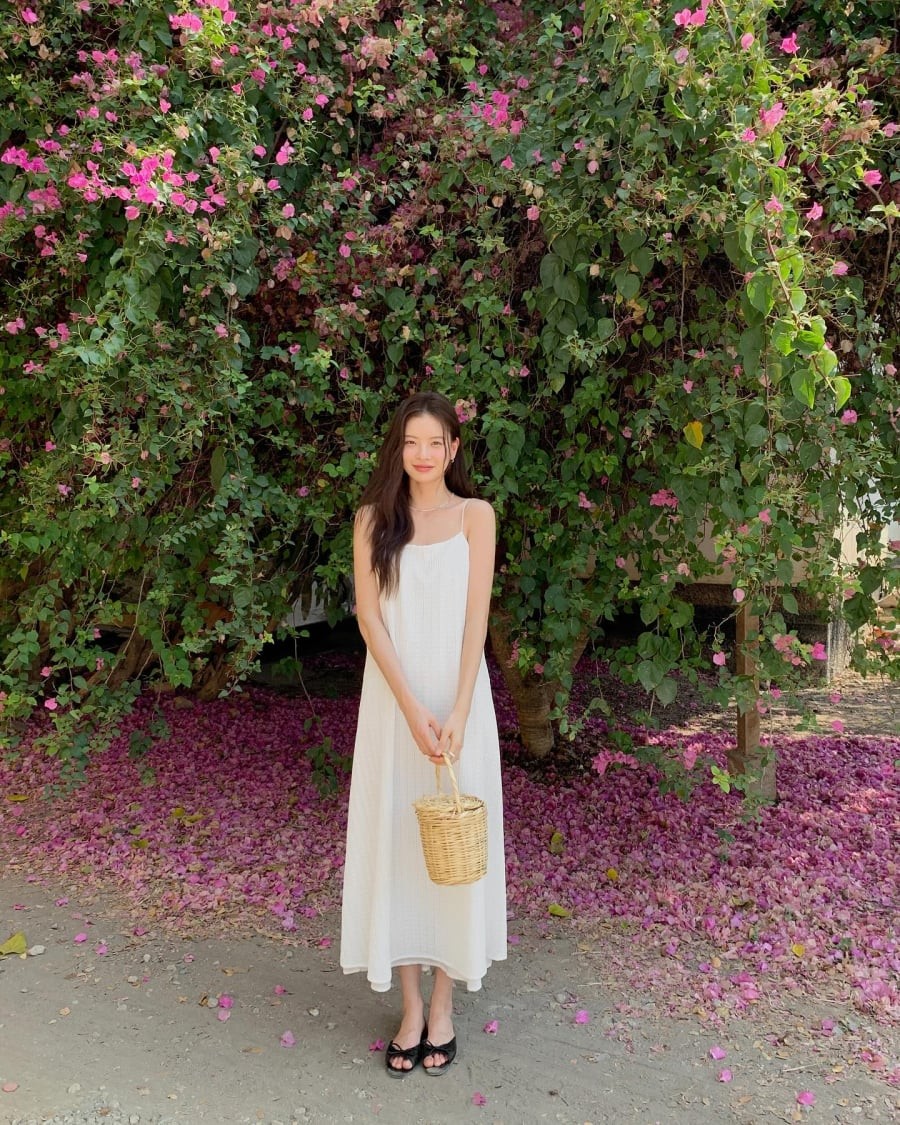 Các thiết kế như váy maxi, váy hai dây dài hay váy babydoll đều mang đến những sắc thái khác nhau.