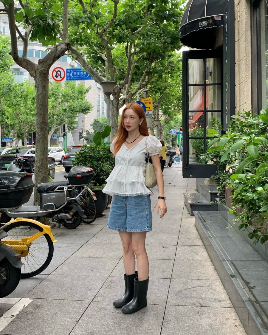 Từ áo thun cơ bản, sơ mi rộng đến blouse mềm mại, mỗi kiểu áo đều mang lại một sắc thái khác nhau khi đi cùng quần jeans.