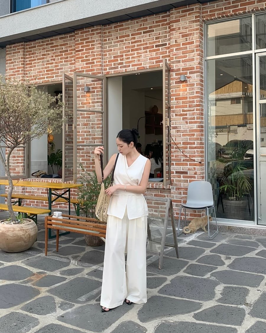  Áo sơ mi trắng đi cùng quần ống rộng tạo vẻ ngoài thanh lịch, trong khi váy trắng liền thân lại mang đến nét nữ tính và nhẹ nhàng.