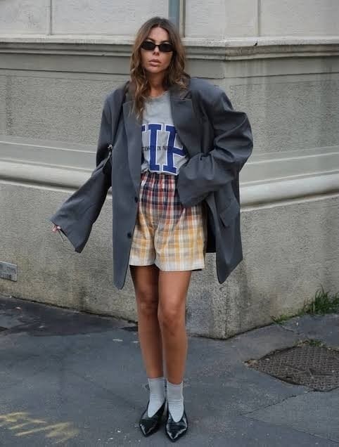 Khi kết hợp cùng giày loafer, sneaker hoặc sandal, tất xám có thể tạo điểm nhấn nhẹ nhàng nhưng đủ để làm mới tổng thể trang phục