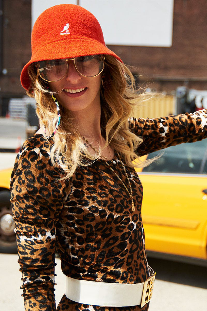 Dù từng được xem là xu hướng theo chu kỳ, nhưng trong thời gian gần đây, kiểu mũ này duy trì độ phổ biến ổn định hơn