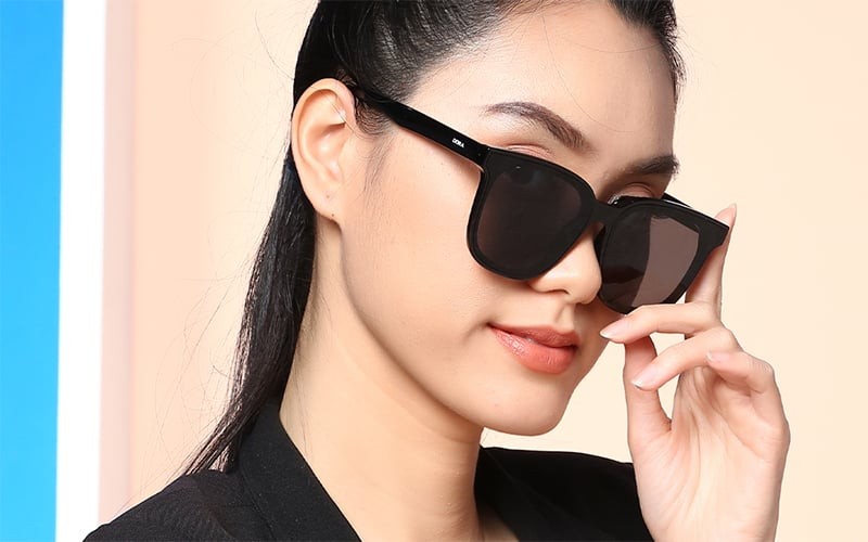 Một chiếc kính râm có ghi “chống tia UV 100%” hoặc đạt tiêu chuẩn UV-400 sẽ đáng tin cậy hơn so với những mẫu kính đắt tiền nhưng không có khả năng lọc tia UV.