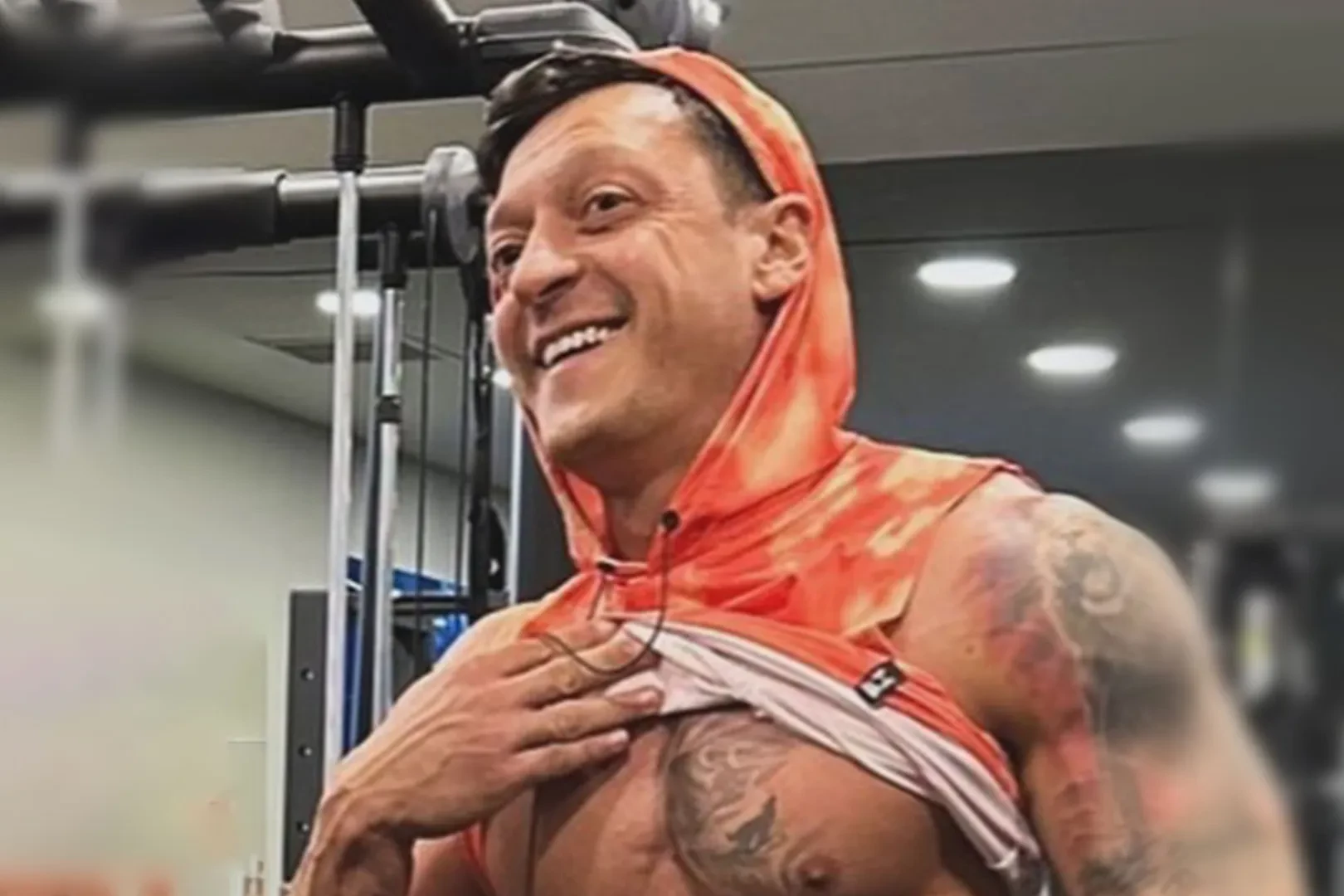 Ozil gây sốc với body hoàn toàn mới.