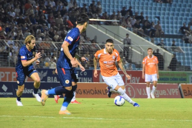 CLB Đà Nẵng (áo cam) nhận án phạt từ VFF.