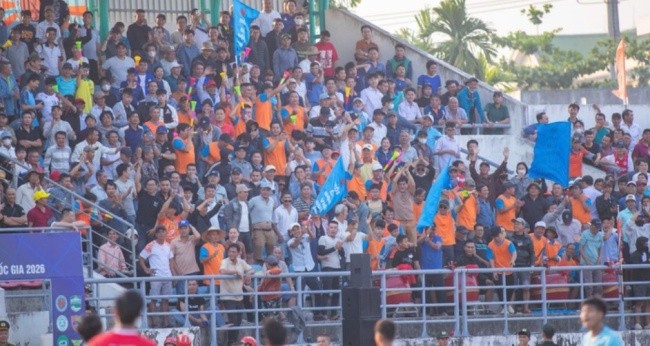 Khán giả đến cổ vũ cho Quảng Ngãi,