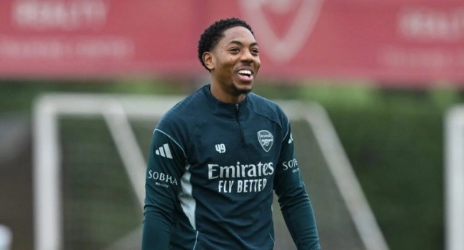 Myles Lewis-Skelly trong màu áo Arsenal.