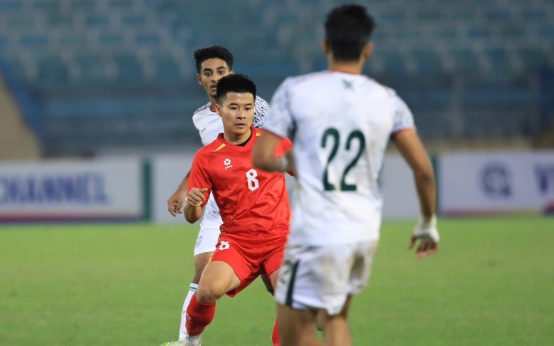 Lê Phạm Thành Long trong màu áo tuyển Việt Nam.