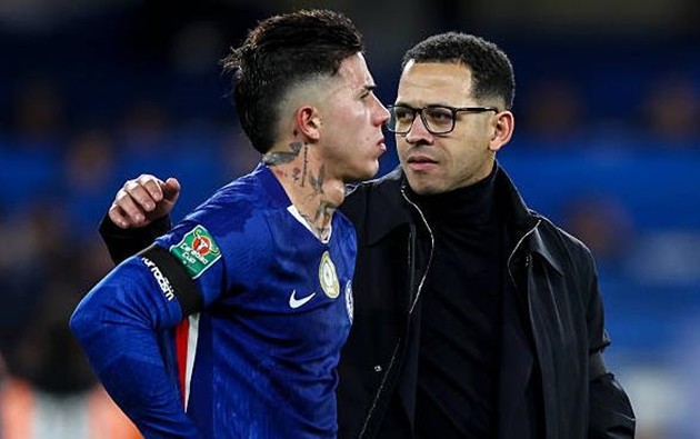 Enzo Fernandez dính án phạt từ Liam Rosenior sau phát ngôn gây tranh cãi.