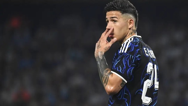 Enzo Fernandez bị Chelsea trừng phạt.