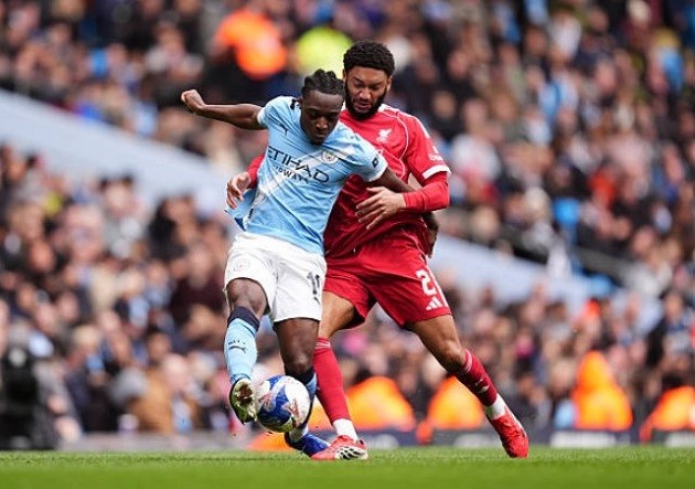 Joe Gomez - 6.0: Có một ngày thi đấu vất vả khi liên tục bị Jeremy Doku hành hạ bằng tốc độ. Gomez hoàn toàn thất thế trong các cuộc đối đầu tay đôi.