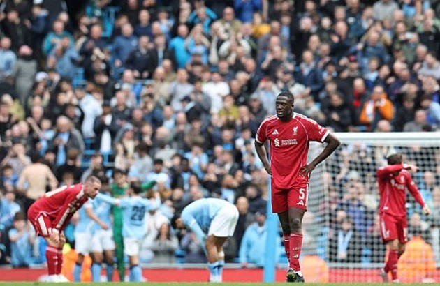 Ibrahima Konaté - 5.8: Mắc sai lầm nghiêm trọng khi bỏ quên Haaland trong bàn thua thứ hai. Một màn trình diễn thiếu tập trung và đáng thất vọng của trung vệ người Pháp.