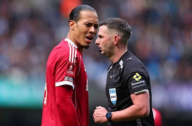 Virgil van Dijk - 5.4: Tội đồ trực tiếp với pha phạm lỗi dẫn đến penalty. Đội trưởng Liverpool mất bình tĩnh, liên tục quát tháo đồng đội và hoàn toàn bất lực trước City.