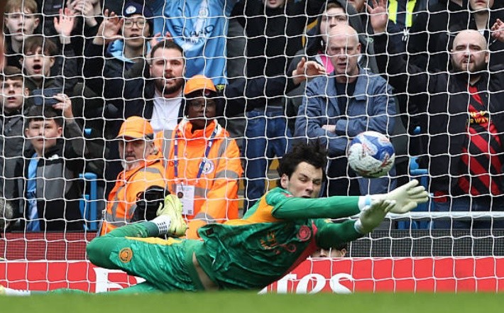 Thủ môn: James Trafford (8/10) Dù không phải làm việc quá nhiều trong hiệp thi đấu đầu tiên, Trafford vẫn duy trì được sự tập trung cao độ. Anh có pha phản xạ xuất thần để từ chối Salah ở đầu hiệp hai trước khi trực tiếp đánh bại tiền đạo người Ai Cập trên chấm phạt đền, bảo toàn mành lưới cho đội nhà.