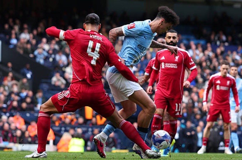 Hậu vệ trái: Nico O'Reilly (7/10) Một màn trình diễn ấn tượng của cầu thủ trẻ khi được xếp đá chính. O'Reilly là người mang về quả phạt đền mở tỉ số, đồng thời trực tiếp đóng góp một đường kiến tạo cho Haaland hoàn tất cú hat-trick, thể hiện khả năng hỗ trợ tấn công tuyệt vời.