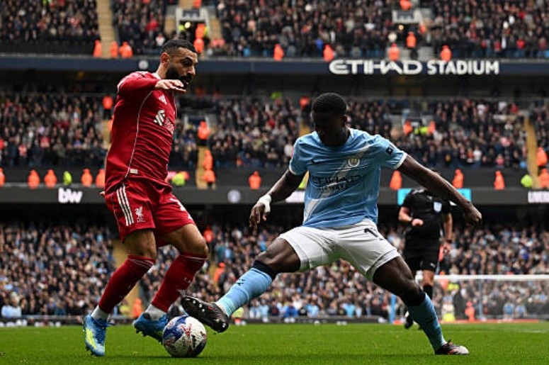 Trung vệ: Marc Guehi (6/10) Khởi đầu có phần lúng túng với một pha phá bóng lỗi đưa bóng thẳng đến chân đối thủ. Tuy nhiên, Guehi đã nhanh chóng lấy lại sự tự tin và chơi ổn định hơn trong phần còn lại của trận đấu, ngăn chặn hiệu quả các đợt lên bóng của Liverpool.