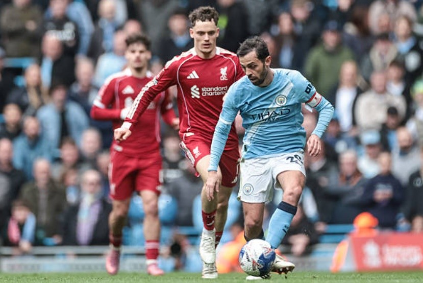 Tiền vệ trung tâm: Bernardo Silva (7/10) Silva mang đến một bài giảng về khả năng điều tiết và kiểm soát không gian. Những đường chuyền của anh luôn đạt độ chính xác cao, giúp Man City làm chủ hoàn toàn khu trung tuyến dù anh phải nhận một thẻ vàng vì lỗi phản ứng.