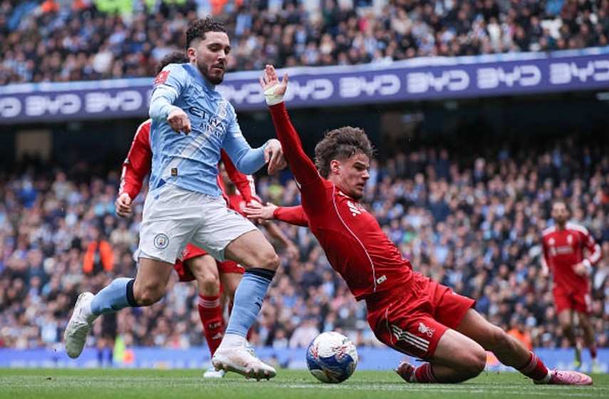 Cherki thể hiện sự lắt léo và nhãn quan chiến thuật sắc sảo. Anh là người kiến tạo cho đồng đội ghi bàn và luôn khiến hàng thủ Liverpool phải đặt trong tình trạng báo động đỏ với những pha đột phá mang đậm tính đột biến.