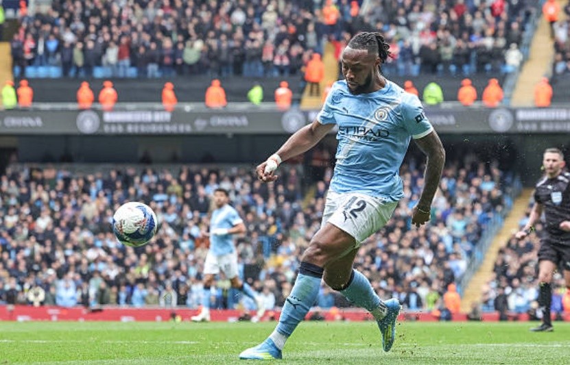 Tiền đạo cánh phải: Antoine Semenyo (8/10) Một trận đấu chói sáng của Semenyo với một bàn thắng tinh tế và một đường kiến tạo dọn cỗ cho Haaland. Anh cho thấy sự hòa nhập tuyệt vời và sự tự tin cao độ trong sơ đồ chiến thuật của Pep Guardiola.