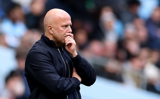 Arne Slot đang khủng hoảng ở Liverpool.