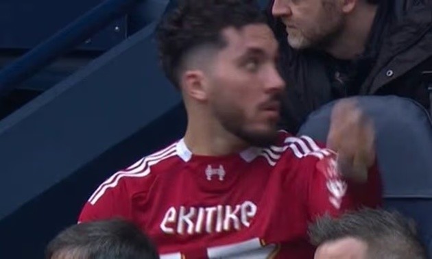 Cherki mặc áo Liverpool trên ghế dự bi