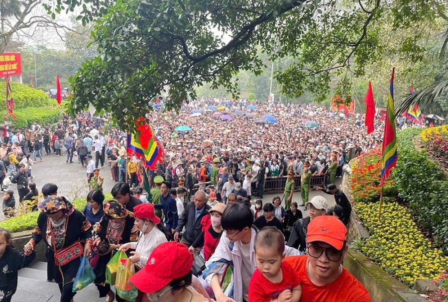 Theo lịch, Giỗ Tổ Hùng Vương 10/3 Âm lịch rơi vào Chủ nhật (26/4), nên người lao động được nghỉ bù vào thứ Hai (27/4). Như vậy, kỳ nghỉ Giỗ Tổ sẽ kéo dài 3 ngày liên tiếp, từ thứ Bảy (25/4) đến hết thứ Hai (27/4).

