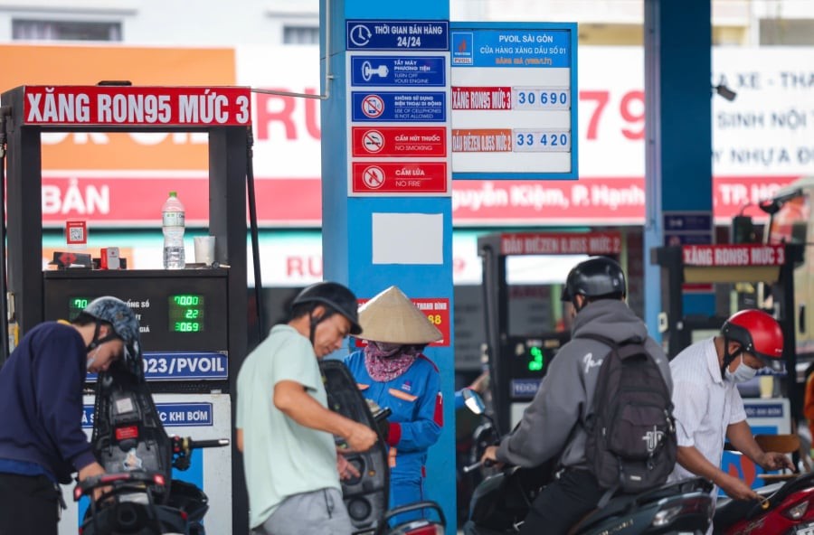 Theo Reuters, kết thúc phiên giao dịch cuối tuần, giá dầu Brent tăng mạnh 7,89 USD/thùng (tương đương 7,8%) lên 109 USD/thùng. Trong khi đó, dầu WTI tăng 11,42 USD/thùng (11,41%), lên mức 111,5 USD/thùng.

