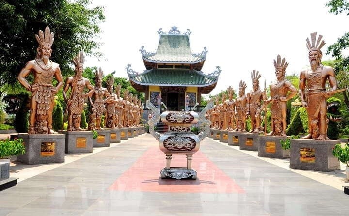 Tuy nhiên, một số tư liệu cho thấy 10/3 cũng có thể liên quan đến ngày giỗ của Vua Hùng đời thứ 18. Trên tấm bia Hùng Vương do Tham tri Bùi Ngọc Hoàn – Tuần phủ tỉnh Phú Thọ – lập năm Bảo Đại thứ 15 (1940), hiện đặt tại Đền Thượng trên núi Hùng, có ghi:

