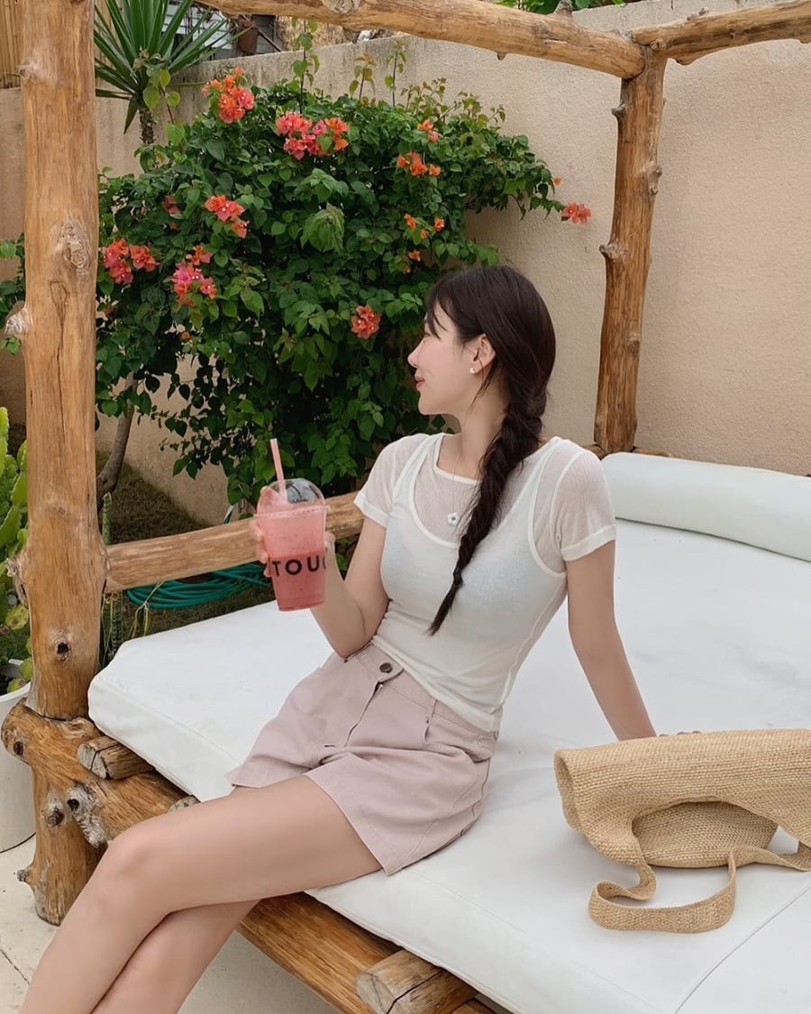 Áo thun form rộng thường được ưu tiên nhờ khả năng tạo độ thoải mái tối đa, trong khi quần short jeans hoặc kaki giúp tăng thêm sự năng động.