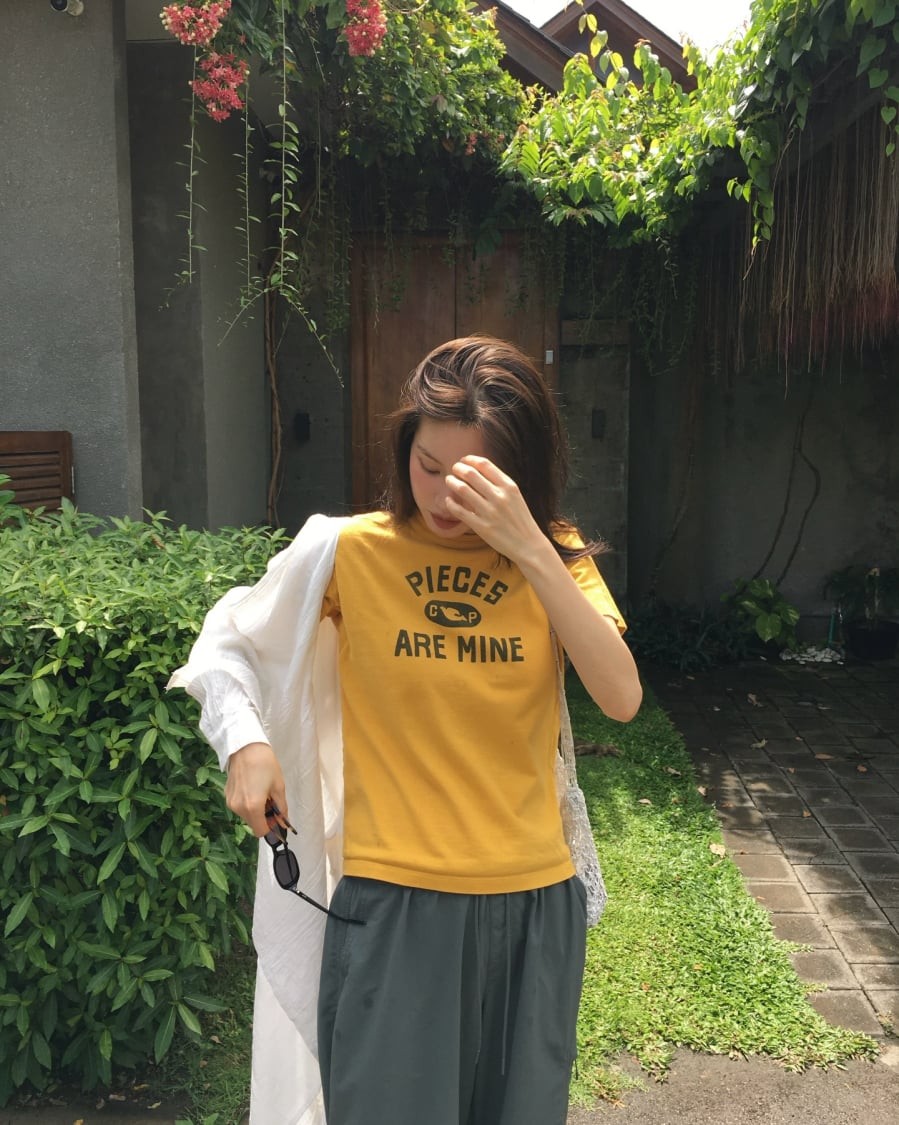 Chất liệu vải thô nhẹ, thoáng và ít nhăn giúp việc di chuyển trở nên dễ dàng hơn trong suốt hành trình. 