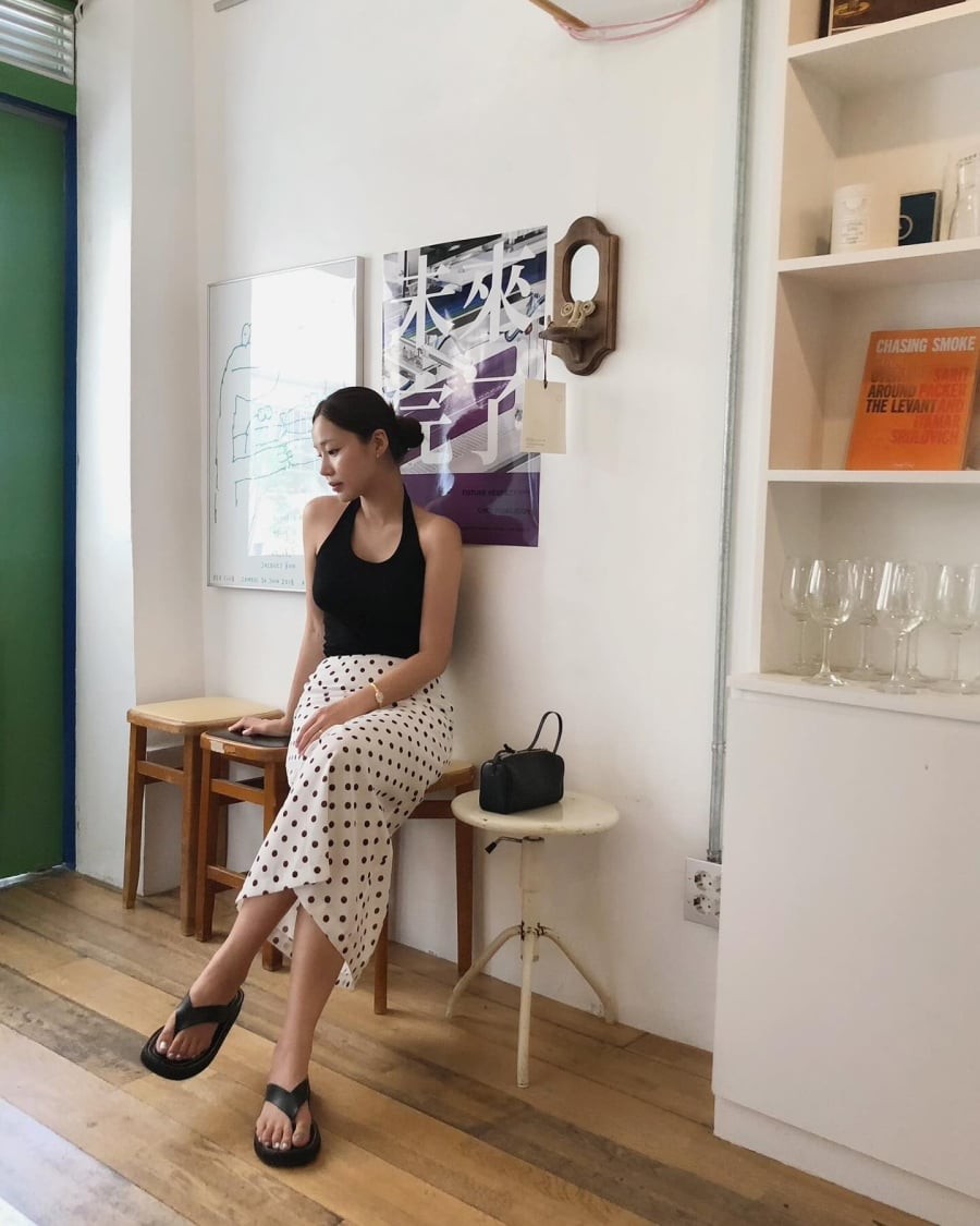 Khi đi cùng chân váy dài chất liệu nhẹ như linen hoặc cotton, dép lê mang lại vẻ ngoài thư giãn, rất phù hợp cho những chuyến đi dạo phố hoặc du lịch biển.