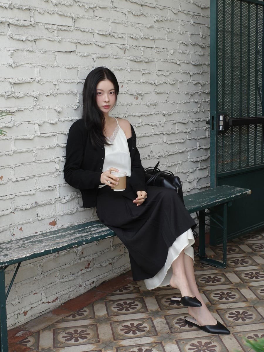 Giày mule với thiết kế hở gót mang đến sự kết hợp thú vị giữa tính tiện lợi và vẻ ngoài thời trang. 