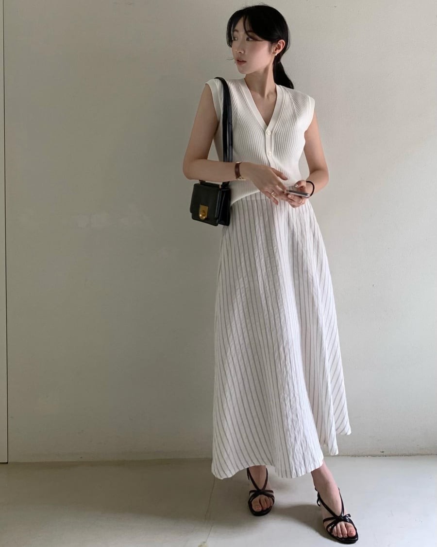 Sandal quai mảnh luôn nằm trong danh sách những món đồ không thể thiếu khi nhắc đến thời trang mùa nóng. 