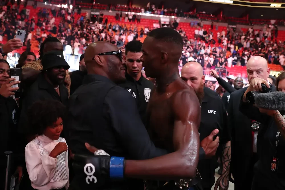 Israel Adesanya ăn mừng chiến thắng cùng Kamaru Usman tại UFC 287.