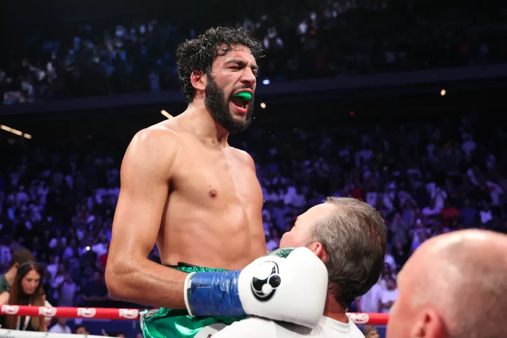 Võ sĩ Hamzah Sheeraz ăn mừng sau một chiến thắng.